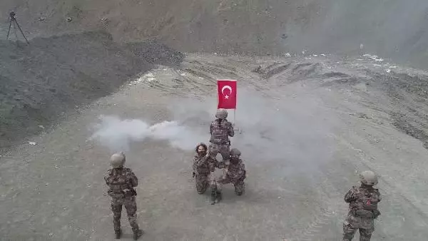 Son dakika haberi! Kadın özel harekat ekiplerinin operasyon anını DHA görüntüledi Son dakika haberi! Kadın özel harekat ekiplerinin operasyon anını DHA görüntüledi