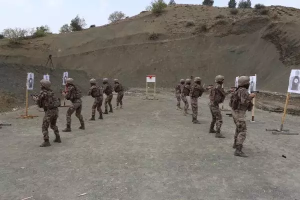 Son dakika haberi! Kadın özel harekat ekiplerinin operasyon anını DHA görüntüledi Son dakika haberi! Kadın özel harekat ekiplerinin operasyon anını DHA görüntüledi