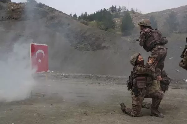 Son dakika haberi! Kadın özel harekat ekiplerinin operasyon anını DHA görüntüledi Son dakika haberi! Kadın özel harekat ekiplerinin operasyon anını DHA görüntüledi