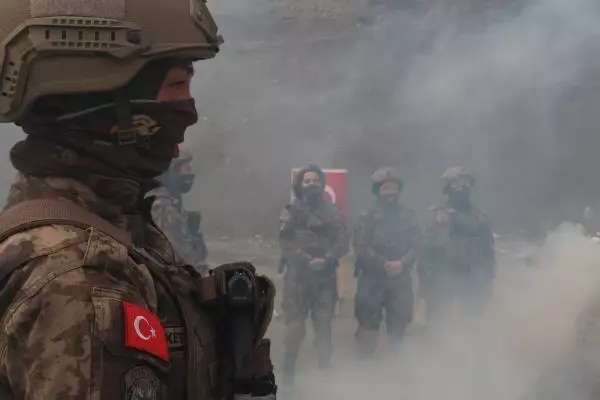 Son dakika haberi! Kadın özel harekat ekiplerinin operasyon anını DHA görüntüledi Son dakika haberi! Kadın özel harekat ekiplerinin operasyon anını DHA görüntüledi