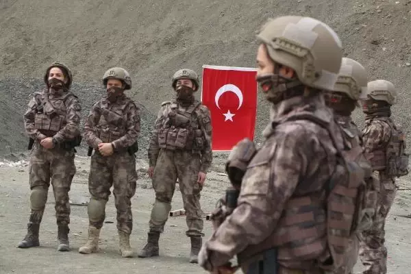 Son dakika haberi! Kadın özel harekat ekiplerinin operasyon anını DHA görüntüledi Son dakika haberi! Kadın özel harekat ekiplerinin operasyon anını DHA görüntüledi