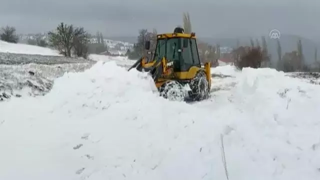 Kar nedeniyle yolu kapanan köydeki diyaliz hastası kurtarıldı Kar nedeniyle yolu kapanan köydeki diyaliz hastası kurtarıldı