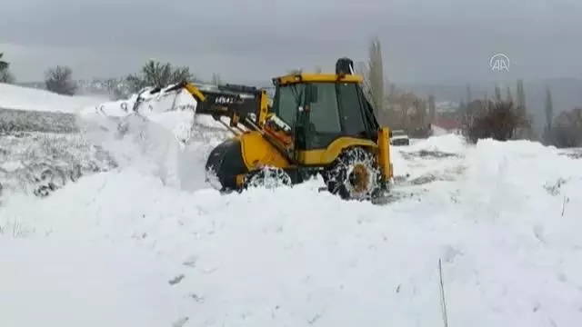 Kar nedeniyle yolu kapanan köydeki diyaliz hastası kurtarıldı Kar nedeniyle yolu kapanan köydeki diyaliz hastası kurtarıldı