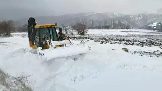 Kar nedeniyle yolu kapanan köydeki diyaliz hastası kurtarıldı Kar nedeniyle yolu kapanan köydeki diyaliz hastası kurtarıldı