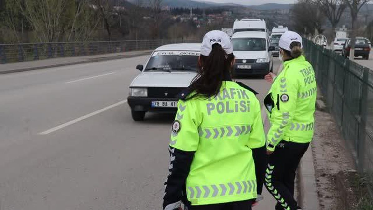 Karabük'te trafiğe Berna komiser 'yön veriyor'