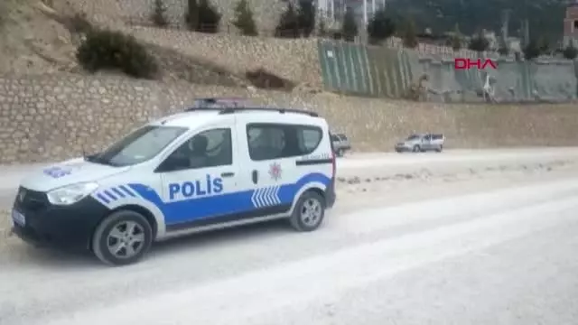 KARAMAN OTOMOBİLİYLE 15 METRELİK İSTİNAF DUVARINDAN UÇAN HEMŞİRE, YAŞAMINI YİTİRDİ KARAMAN OTOMOBİLİYLE 15 METRELİK İSTİNAF DUVARINDAN UÇAN HEMŞİRE, YAŞAMINI YİTİRDİ