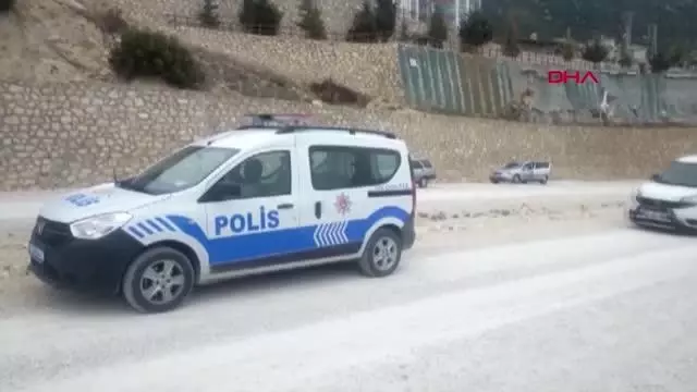 KARAMAN OTOMOBİLİYLE 15 METRELİK İSTİNAF DUVARINDAN UÇAN HEMŞİRE, YAŞAMINI YİTİRDİ KARAMAN OTOMOBİLİYLE 15 METRELİK İSTİNAF DUVARINDAN UÇAN HEMŞİRE, YAŞAMINI YİTİRDİ