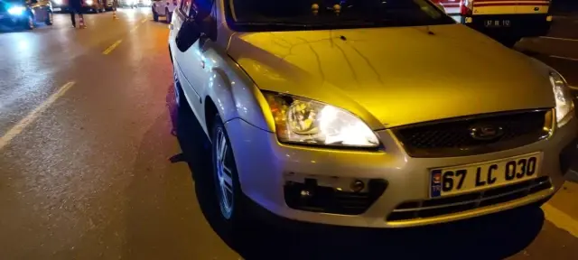 Karşıdan karşıya geçen yayaya otomobil çarptı Karşıdan karşıya geçen yayaya otomobil çarptı