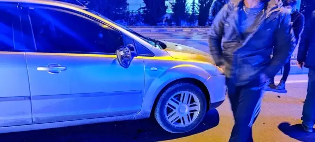 Karşıdan karşıya geçen yayaya otomobil çarptı Karşıdan karşıya geçen yayaya otomobil çarptı