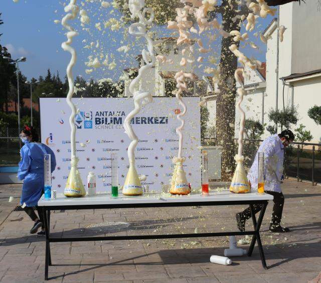 Kepez Belediye Başkanı Tütüncü, öğrencilerle birlikte deney yaparken patlama yaşandı