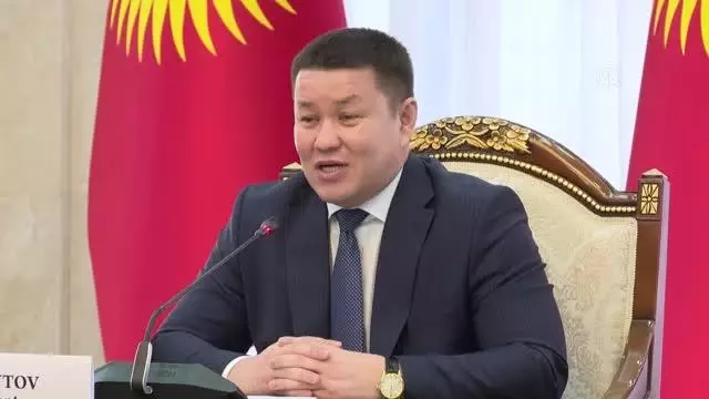 Kırgızistan Meclis Başkanı'ndan uçakta rahatsızlanan bebeği kurtaran Türk doktor vekile teşekkür Kırgızistan Meclis Başkanı'ndan uçakta rahatsızlanan bebeği kurtaran Türk doktor vekile teşekkür