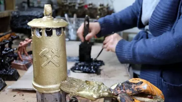 Kömürlükte madenci bibloları yapıyorlar