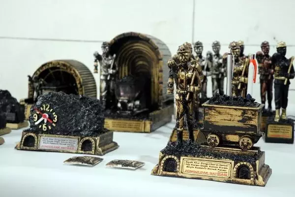 Kömürlükte madenci bibloları yapıyorlar