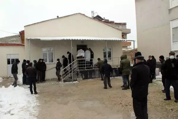 Son dakika: Konya'nın 9 ilçesinde 33 kişi sobadan zehirlendi, 3 kişi hayatını kaybetti Son dakika: Konya'nın 9 ilçesinde 33 kişi sobadan zehirlendi, 3 kişi hayatını kaybetti
