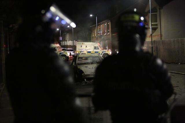 Korku dolu anlar! Göstericilerin attığı molotofkokteyli, anons çeken muhabirin yanı başına düştü