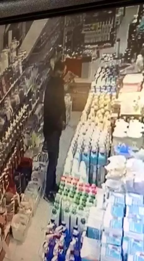 Marketten şampuanları böyle çaldı Marketten şampuanları böyle çaldı