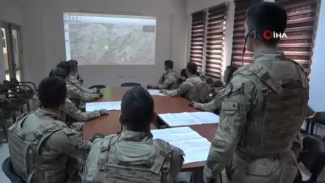 Mehmetçik operasyona böyle gidiyor... Huzur kentine dönüşen Tunceli kırsalı Eren-7 operasyonuyla temizleniyor Mehmetçik operasyona böyle gidiyor... Huzur kentine dönüşen Tunceli kırsalı Eren-7 operasyonuyla temizleniyor