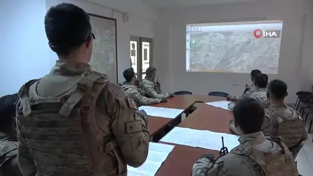 Mehmetçik operasyona böyle gidiyor... Huzur kentine dönüşen Tunceli kırsalı Eren-7 operasyonuyla temizleniyor Mehmetçik operasyona böyle gidiyor... Huzur kentine dönüşen Tunceli kırsalı Eren-7 operasyonuyla temizleniyor