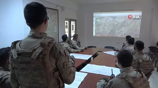 Mehmetçik operasyona böyle gidiyor... Huzur kentine dönüşen Tunceli kırsalı Eren-7 operasyonuyla temizleniyor Mehmetçik operasyona böyle gidiyor... Huzur kentine dönüşen Tunceli kırsalı Eren-7 operasyonuyla temizleniyor