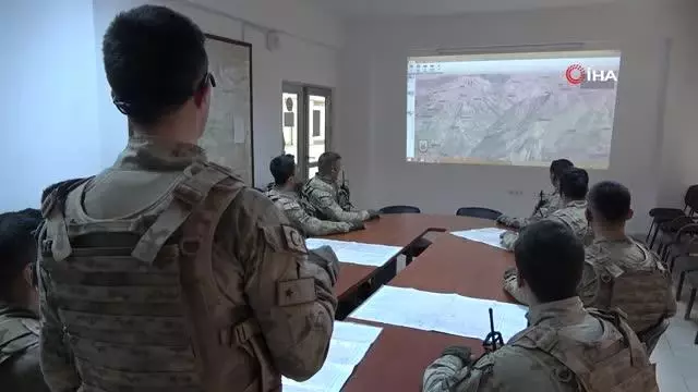 Mehmetçik operasyona böyle gidiyor... Huzur kentine dönüşen Tunceli kırsalı Eren-7 operasyonuyla temizleniyor Mehmetçik operasyona böyle gidiyor... Huzur kentine dönüşen Tunceli kırsalı Eren-7 operasyonuyla temizleniyor