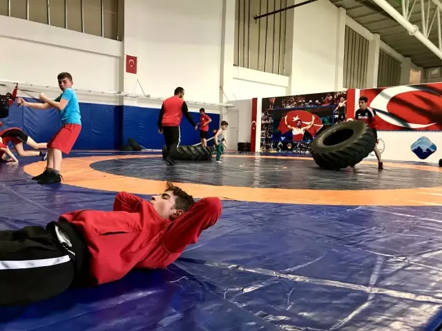 Milli Güreşçi Cihat'ın hedefi dünya şampiyonluğu Milli Güreşçi Cihat'ın hedefi dünya şampiyonluğu
