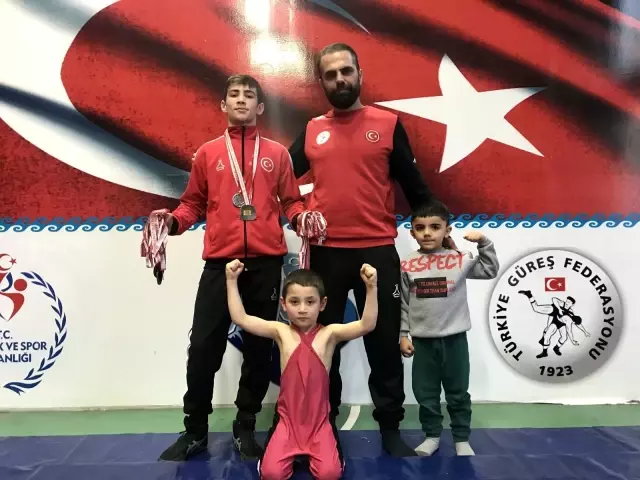 Milli Güreşçi Cihat'ın hedefi dünya şampiyonluğu Milli Güreşçi Cihat'ın hedefi dünya şampiyonluğu