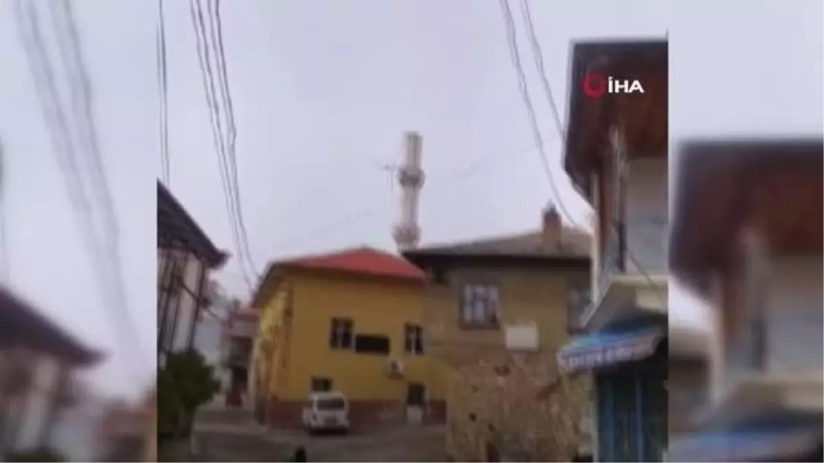 Minare külahının devrildiği anlar kameralara yansıdı