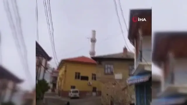 Minare külahının devrildiği anlar kameralara yansıdı Minare külahının devrildiği anlar kameralara yansıdı