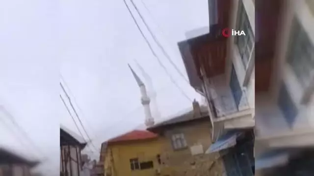 Minare külahının devrildiği anlar kameralara yansıdı Minare külahının devrildiği anlar kameralara yansıdı