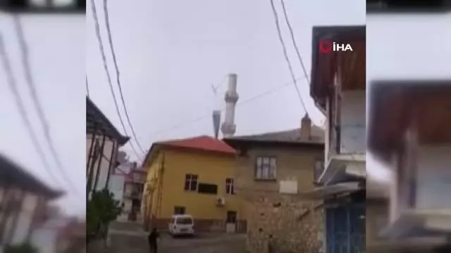 Minare külahının devrildiği anlar kameralara yansıdı Minare külahının devrildiği anlar kameralara yansıdı