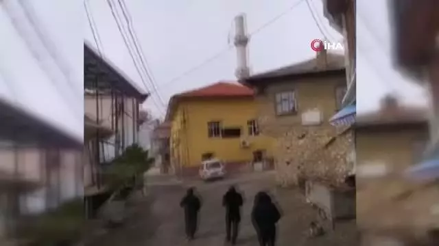 Minare külahının devrildiği anlar kameralara yansıdı Minare külahının devrildiği anlar kameralara yansıdı