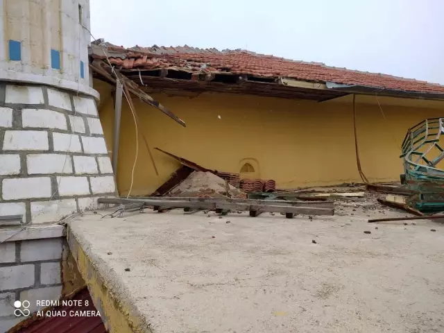 Minare külahının devrildiği anlar kameralara yansıdı Minare külahının devrildiği anlar kameralara yansıdı