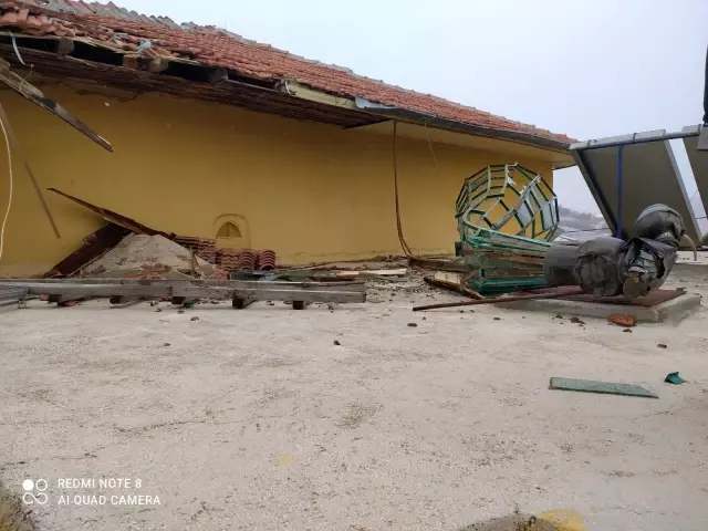 Minare külahının devrildiği anlar kameralara yansıdı Minare külahının devrildiği anlar kameralara yansıdı