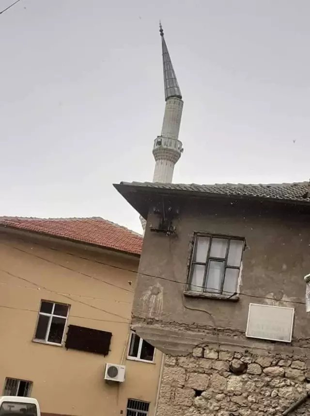 Minare külahının devrildiği anlar kameralara yansıdı Minare külahının devrildiği anlar kameralara yansıdı