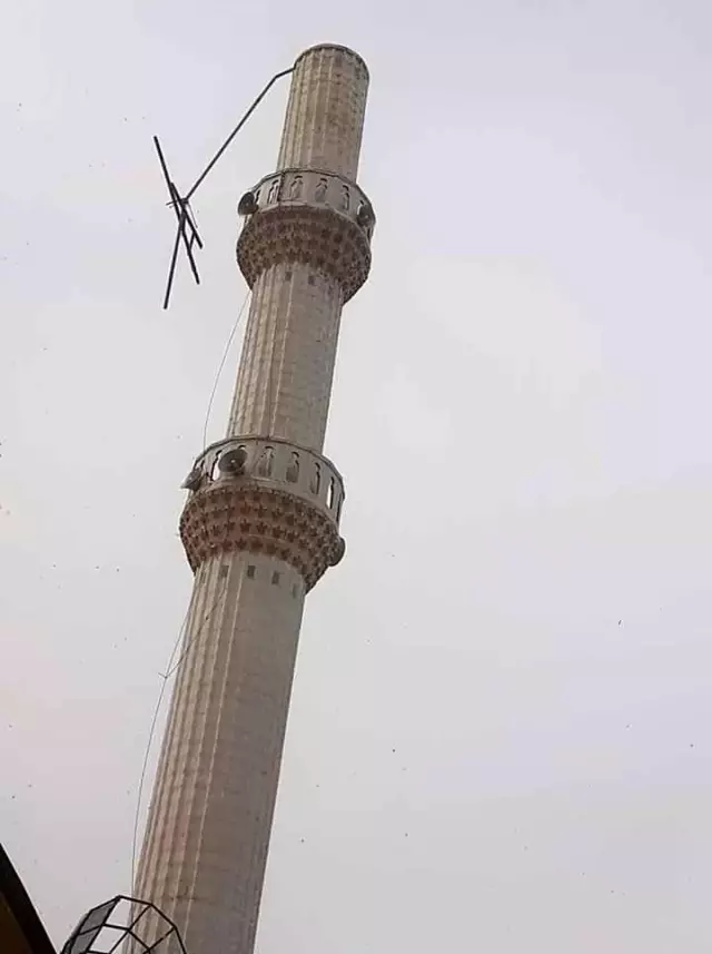 Minare külahının devrildiği anlar kameralara yansıdı Minare külahının devrildiği anlar kameralara yansıdı