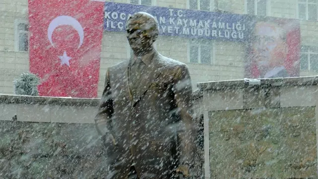 Nisan karı Kayseri'yi beyaza bürüdü Nisan karı Kayseri'yi beyaza bürüdü