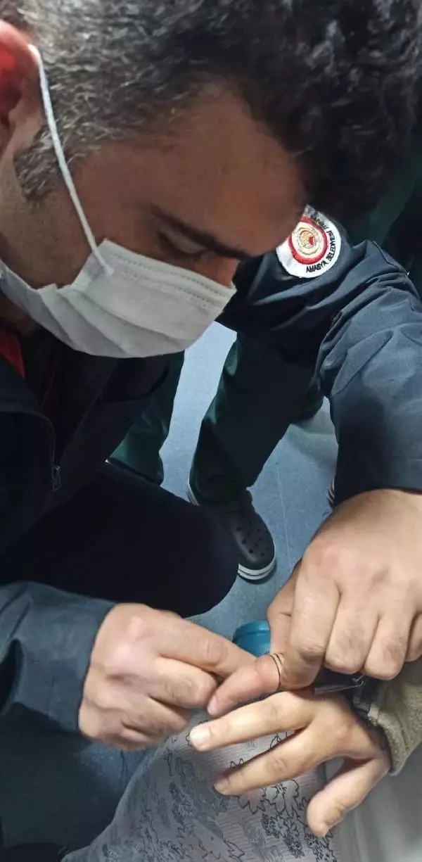 Son dakika: PARMAĞINA SIKIŞAN YÜZÜĞÜ İTFAİYE ÇIKARDI Son dakika: PARMAĞINA SIKIŞAN YÜZÜĞÜ İTFAİYE ÇIKARDI