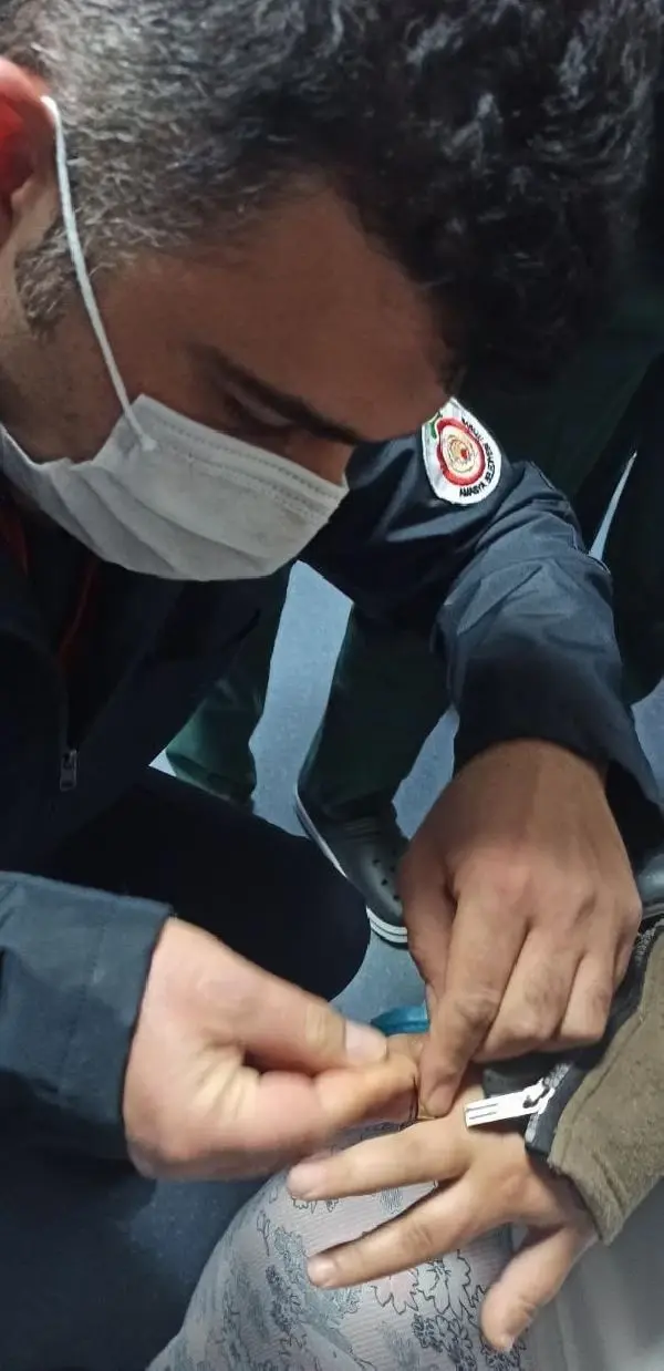 Son dakika: PARMAĞINA SIKIŞAN YÜZÜĞÜ İTFAİYE ÇIKARDI Son dakika: PARMAĞINA SIKIŞAN YÜZÜĞÜ İTFAİYE ÇIKARDI