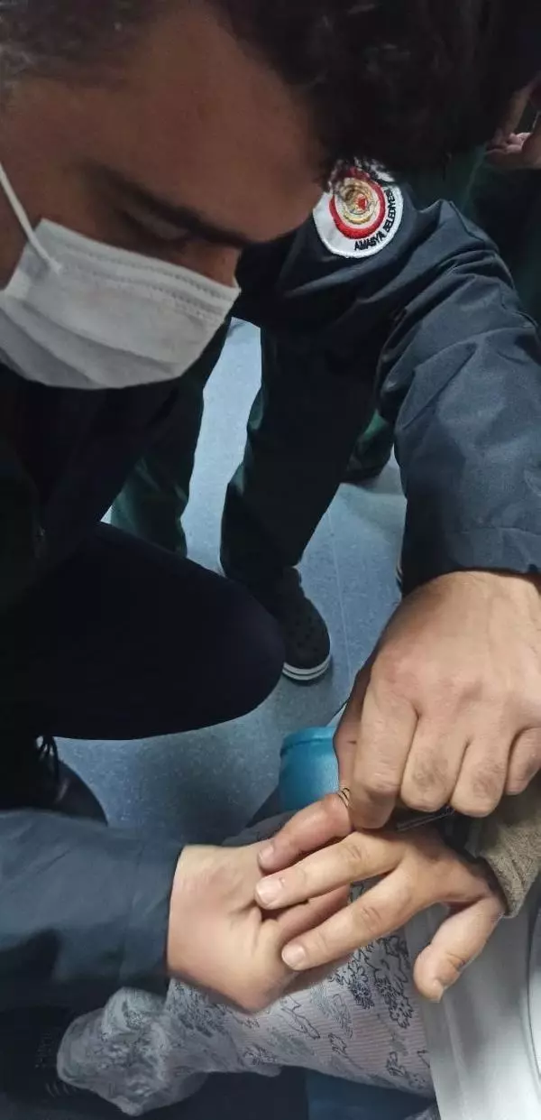 Son dakika: PARMAĞINA SIKIŞAN YÜZÜĞÜ İTFAİYE ÇIKARDI Son dakika: PARMAĞINA SIKIŞAN YÜZÜĞÜ İTFAİYE ÇIKARDI