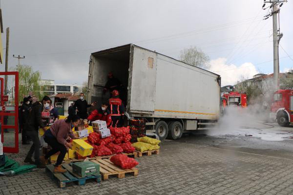 Sakarya'da, markete ürün taşınan kamyon yandı