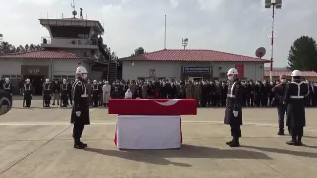 Şehit Jandarma Uzman Çavuş Erkan Erdem'in naaşı memleketine uğurlandı (2) Şehit Jandarma Uzman Çavuş Erkan Erdem'in naaşı memleketine uğurlandı (2)