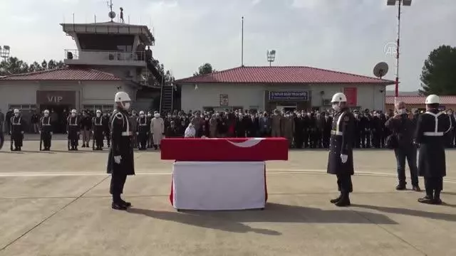 Şehit Jandarma Uzman Çavuş Erkan Erdem'in naaşı memleketine uğurlandı (2) Şehit Jandarma Uzman Çavuş Erkan Erdem'in naaşı memleketine uğurlandı (2)