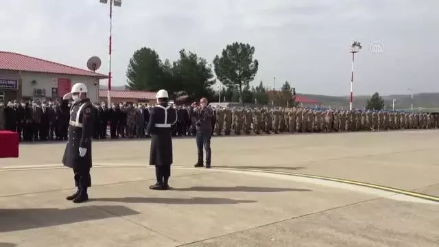 Şehit Jandarma Uzman Çavuş Erkan Erdem'in naaşı memleketine uğurlandı (2) Şehit Jandarma Uzman Çavuş Erkan Erdem'in naaşı memleketine uğurlandı (2)