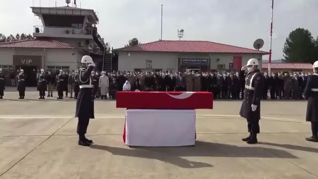 Şehit Jandarma Uzman Çavuş Erkan Erdem'in naaşı memleketine uğurlandı (2) Şehit Jandarma Uzman Çavuş Erkan Erdem'in naaşı memleketine uğurlandı (2)