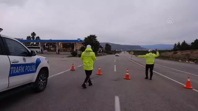 Sertavul Geçidi tipi ve buzlanma nedeniyle ulaşıma kapandı Sertavul Geçidi tipi ve buzlanma nedeniyle ulaşıma kapandı