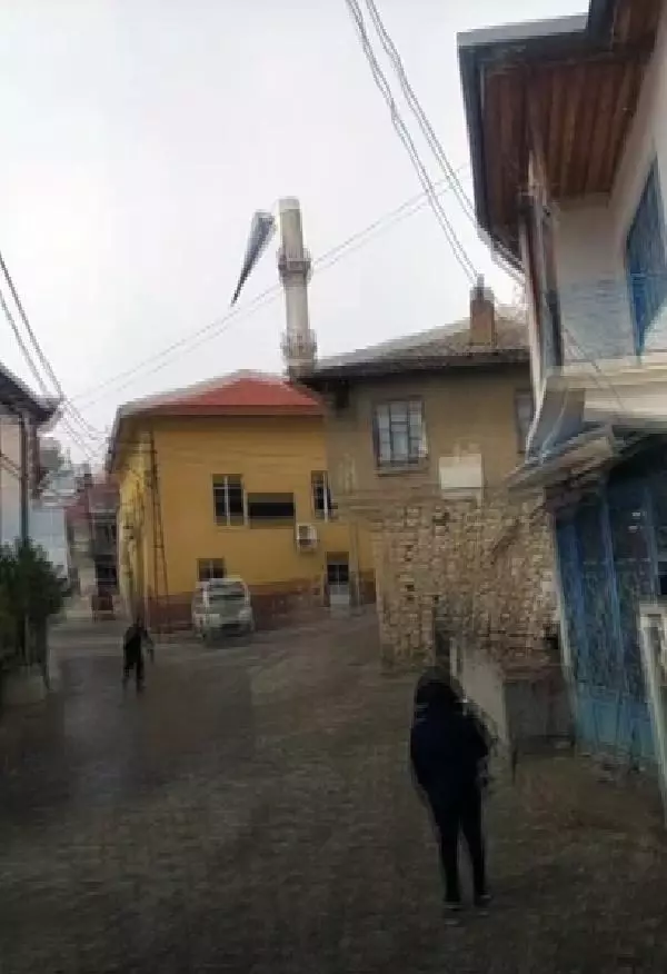 Şiddetli fırtına cami minaresinin külahını uçurdu Şiddetli fırtına cami minaresinin külahını uçurdu