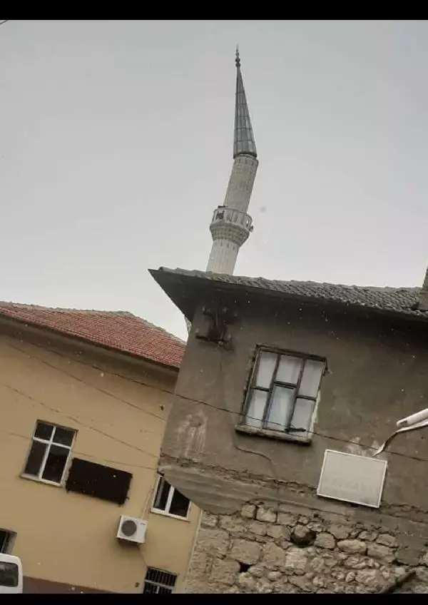 Şiddetli fırtına cami minaresinin külahını uçurdu Şiddetli fırtına cami minaresinin külahını uçurdu