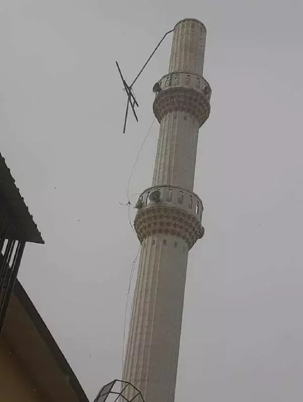 Şiddetli fırtına cami minaresinin külahını uçurdu Şiddetli fırtına cami minaresinin külahını uçurdu