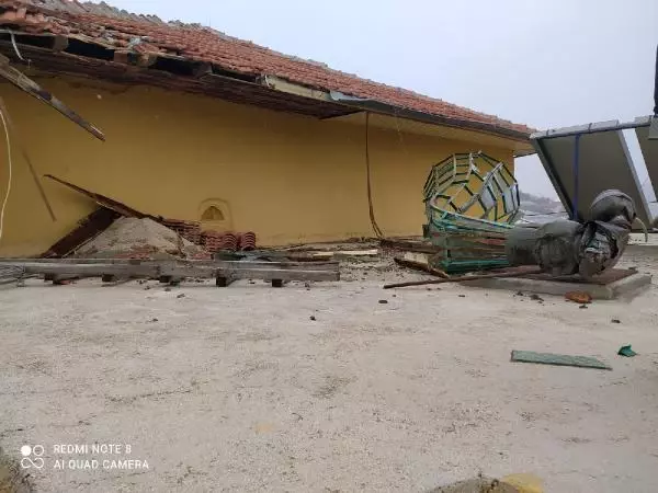 Şiddetli fırtına cami minaresinin külahını uçurdu Şiddetli fırtına cami minaresinin külahını uçurdu