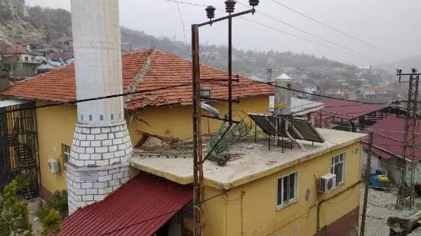 Şiddetli fırtına cami minaresinin külahını uçurdu Şiddetli fırtına cami minaresinin külahını uçurdu